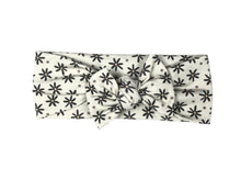 Load image into Gallery viewer, Black daisy wrap